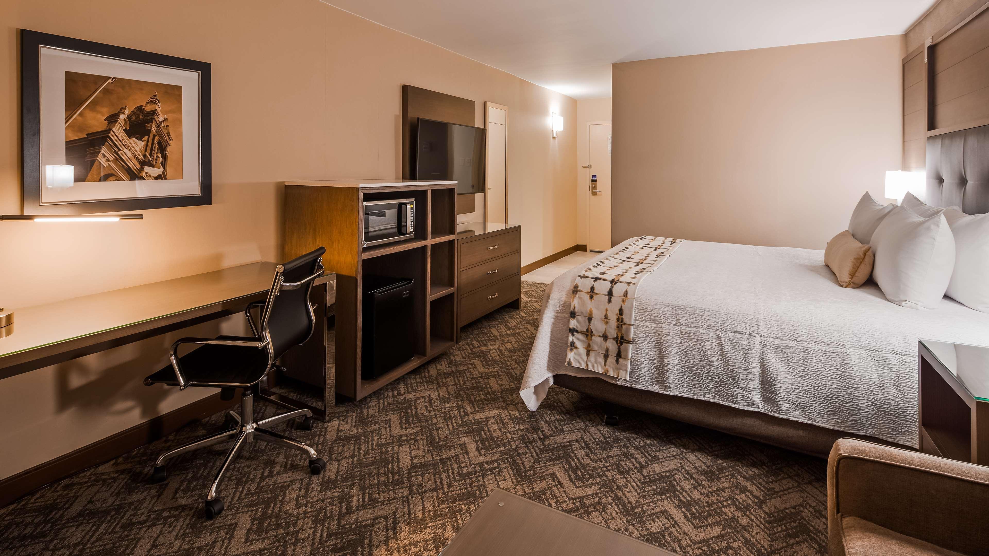 Best Western Plus Kansas City Sports Complex Hotel Exterior photo
