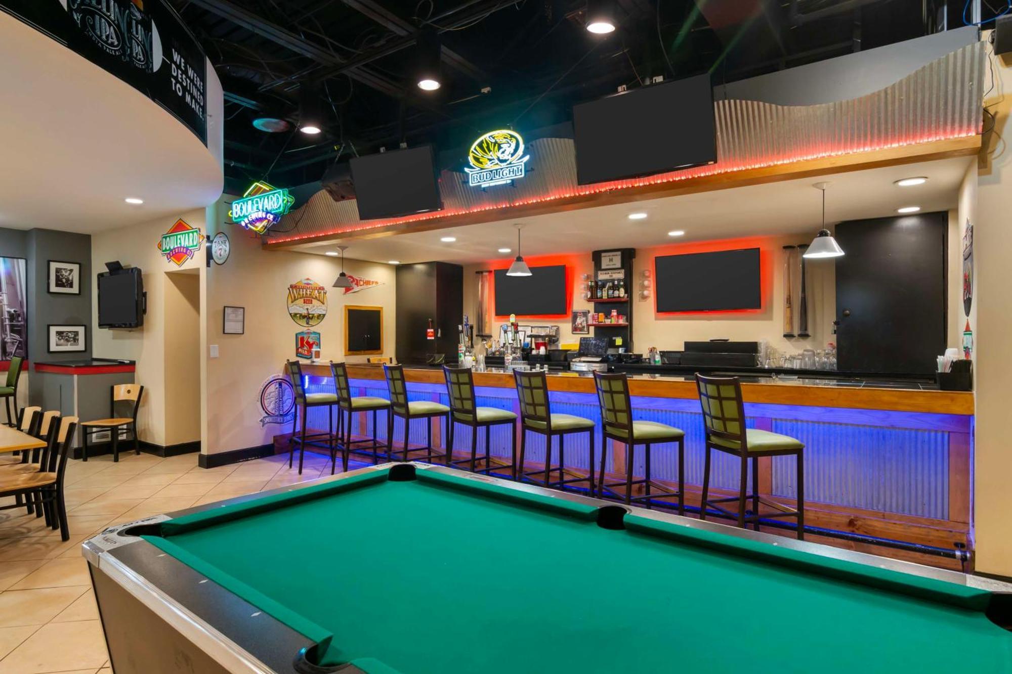 Best Western Plus Kansas City Sports Complex Hotel Exterior photo