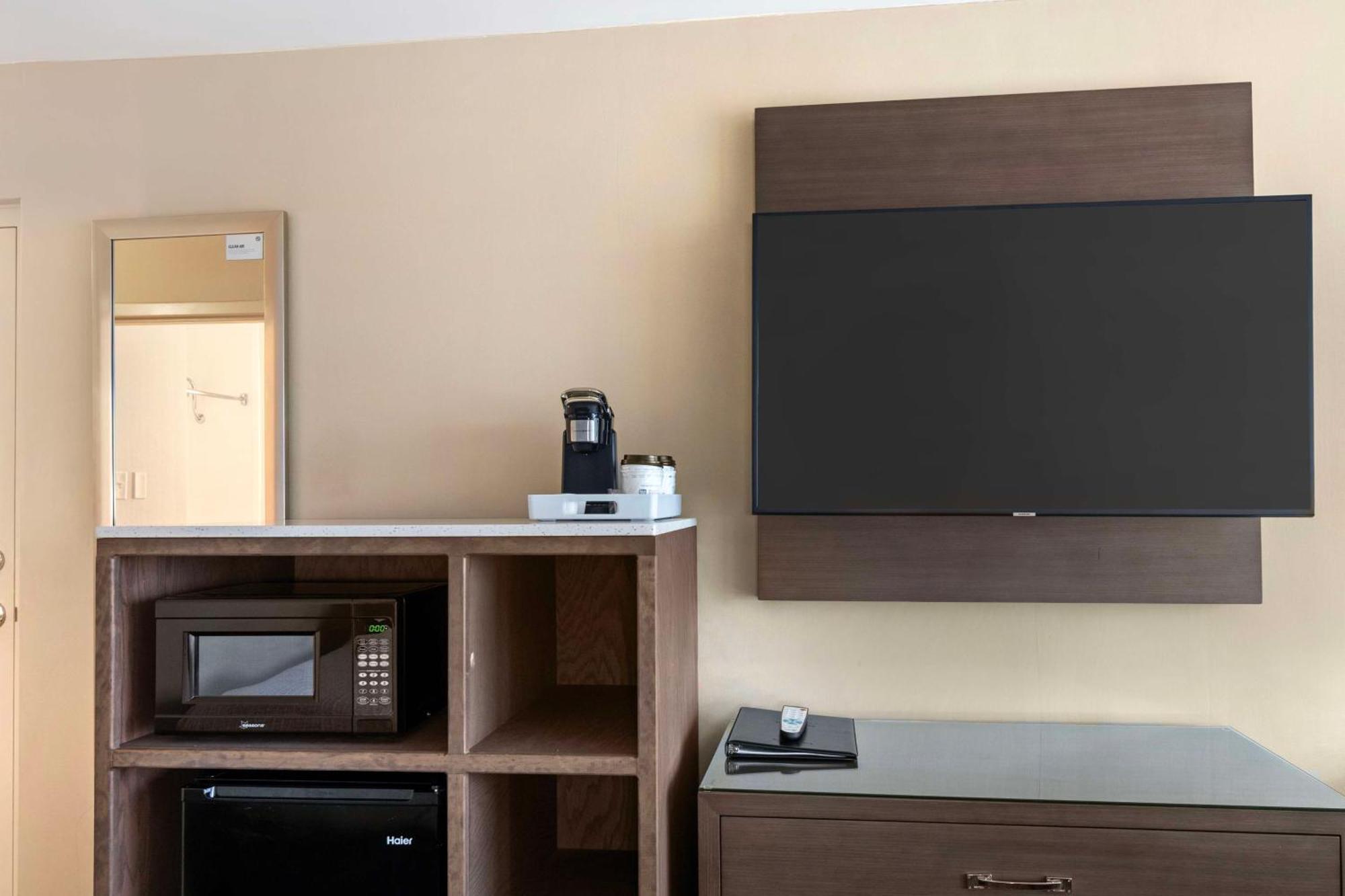 Best Western Plus Kansas City Sports Complex Hotel Exterior photo