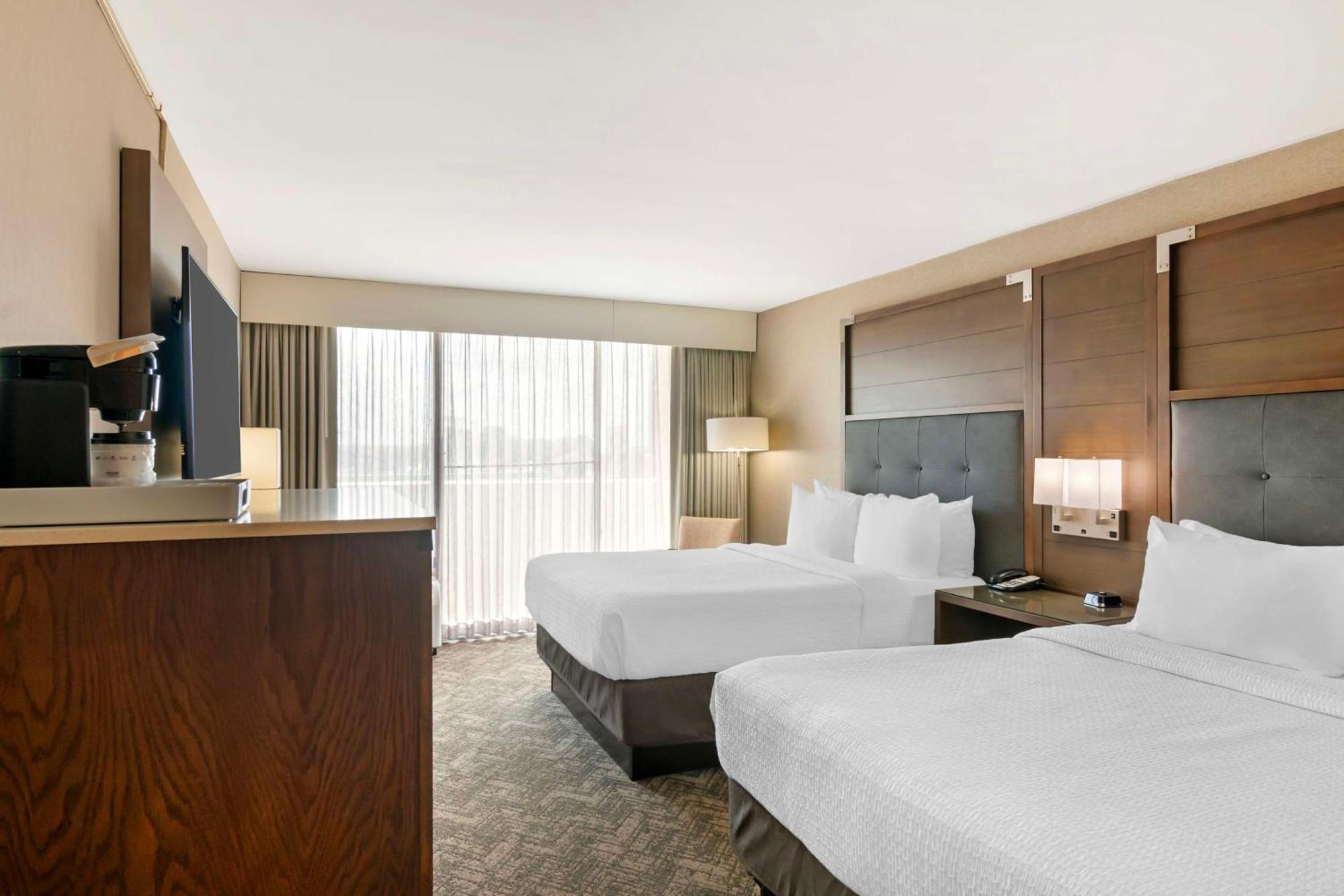 Best Western Plus Kansas City Sports Complex Hotel Exterior photo