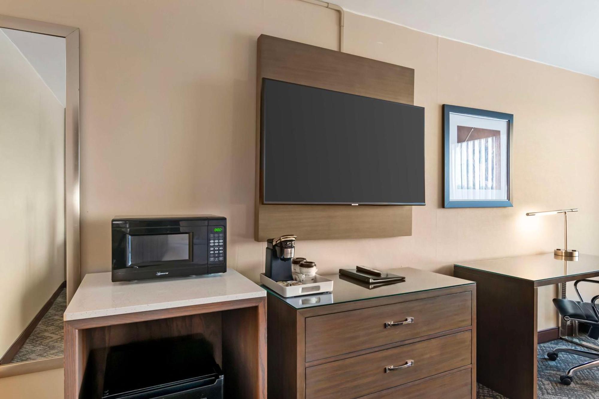 Best Western Plus Kansas City Sports Complex Hotel Exterior photo