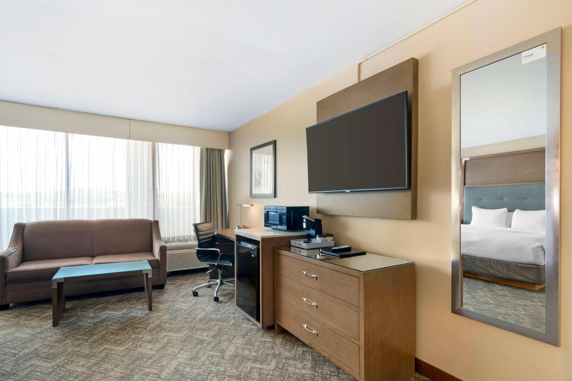 Best Western Plus Kansas City Sports Complex Hotel Exterior photo