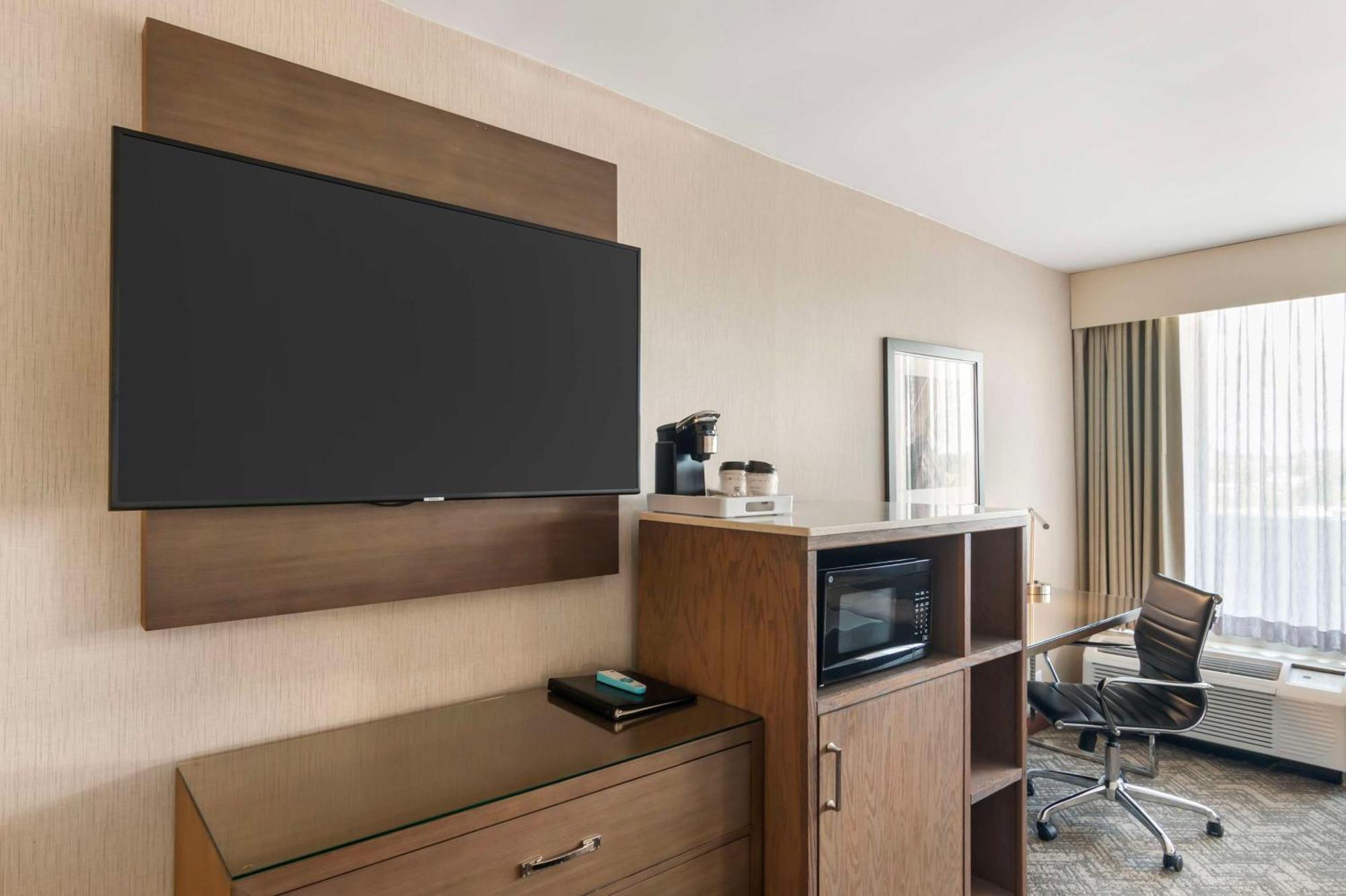 Best Western Plus Kansas City Sports Complex Hotel Exterior photo