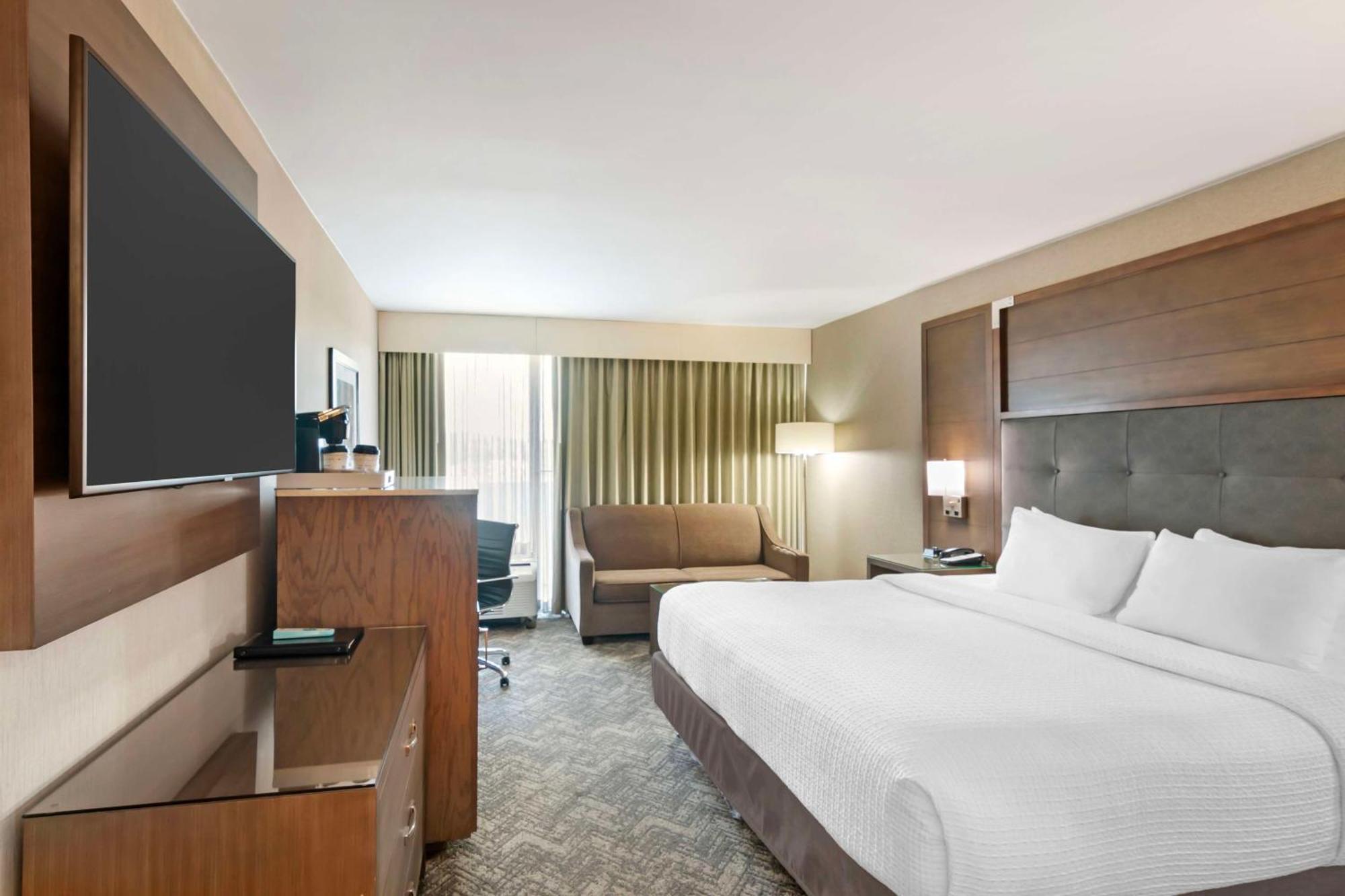 Best Western Plus Kansas City Sports Complex Hotel Exterior photo