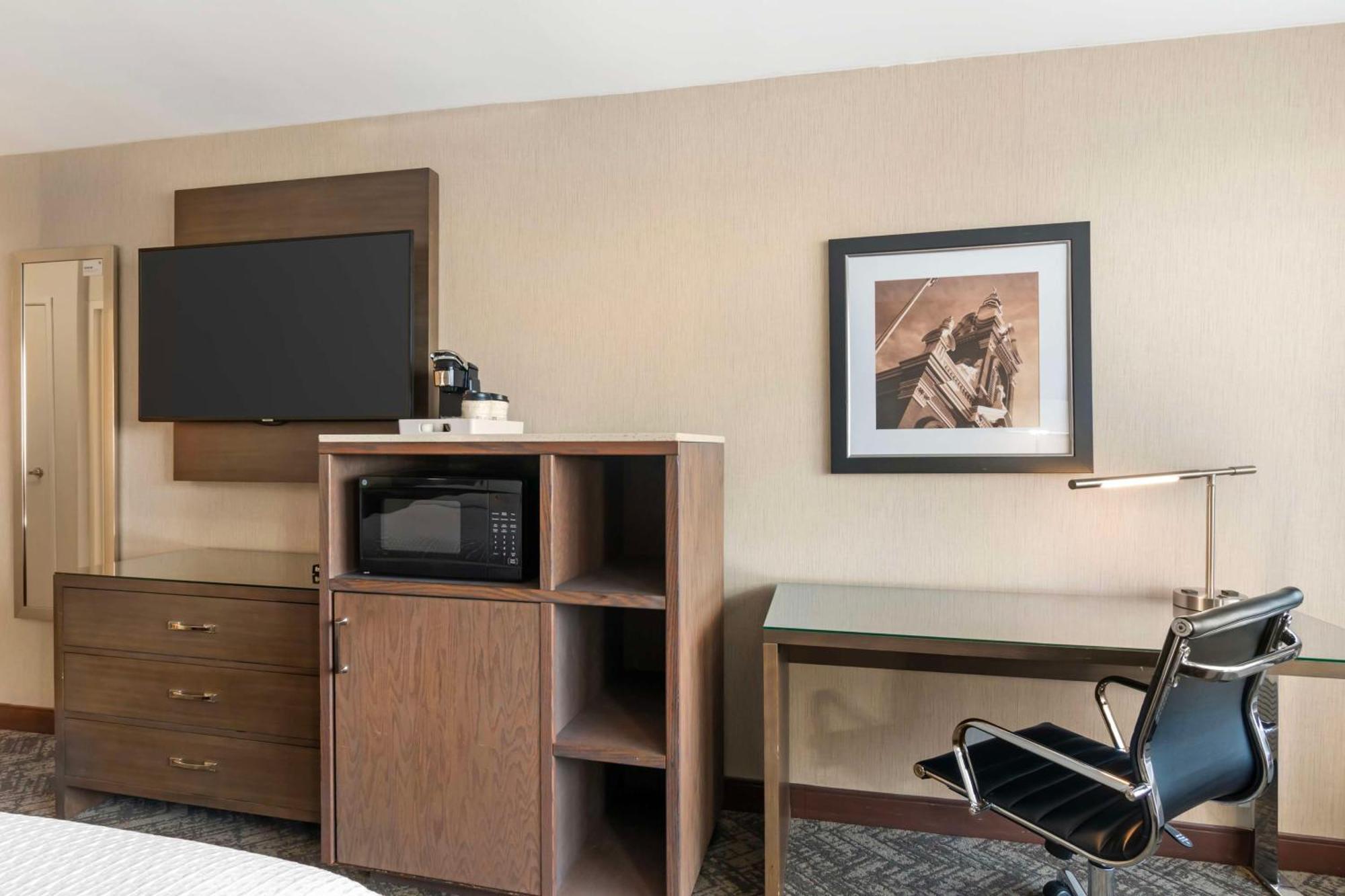 Best Western Plus Kansas City Sports Complex Hotel Exterior photo