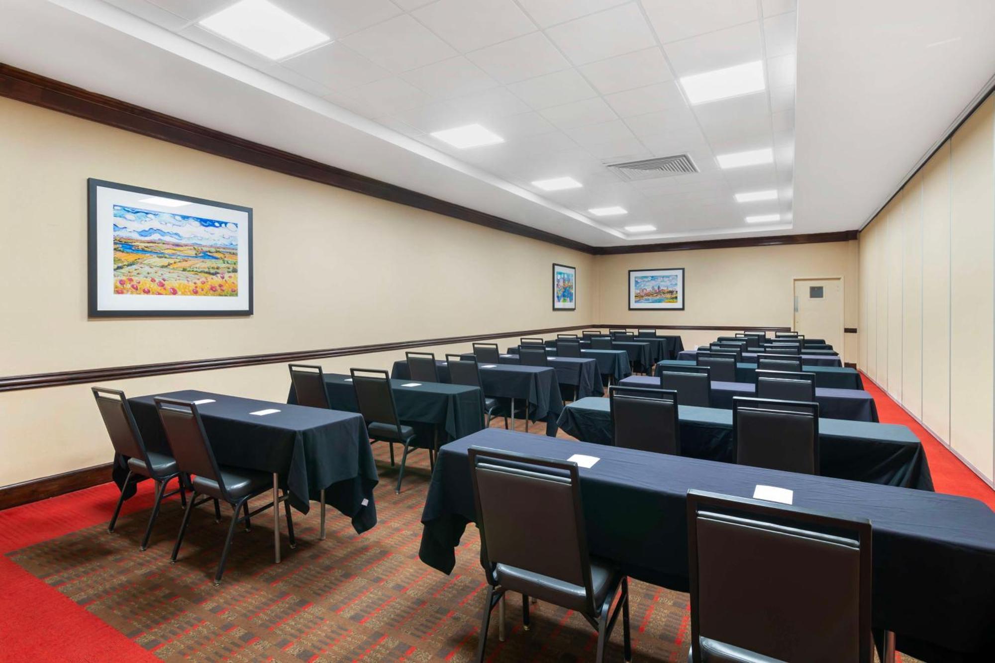 Best Western Plus Kansas City Sports Complex Hotel Exterior photo