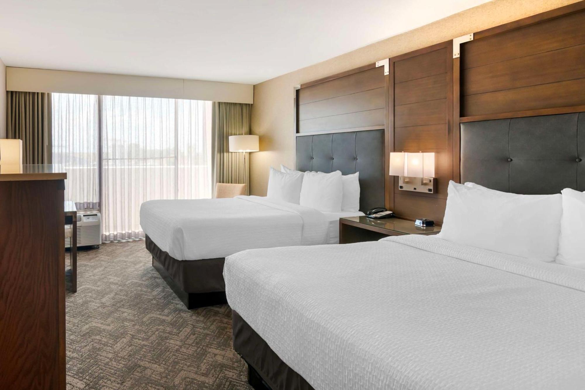 Best Western Plus Kansas City Sports Complex Hotel Exterior photo